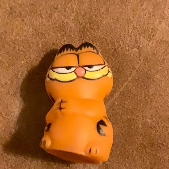 2 Novelty Button Pins & 1 Mini Garfield - Picture 2 of 16